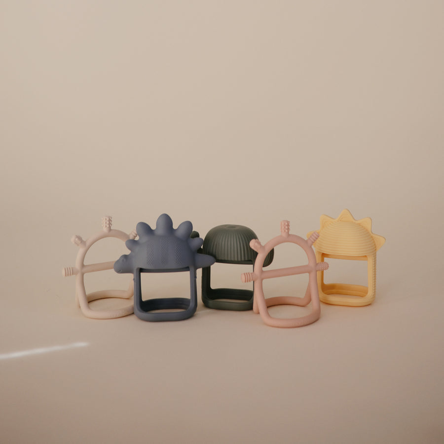 mushie-no-drop-sensory-teether-shifting-sand-7