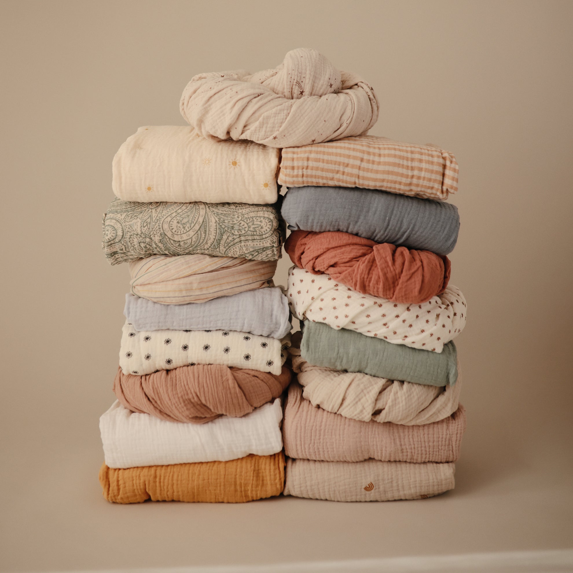 Mushie Crib Sheet Medium Rainbow - Laadlee