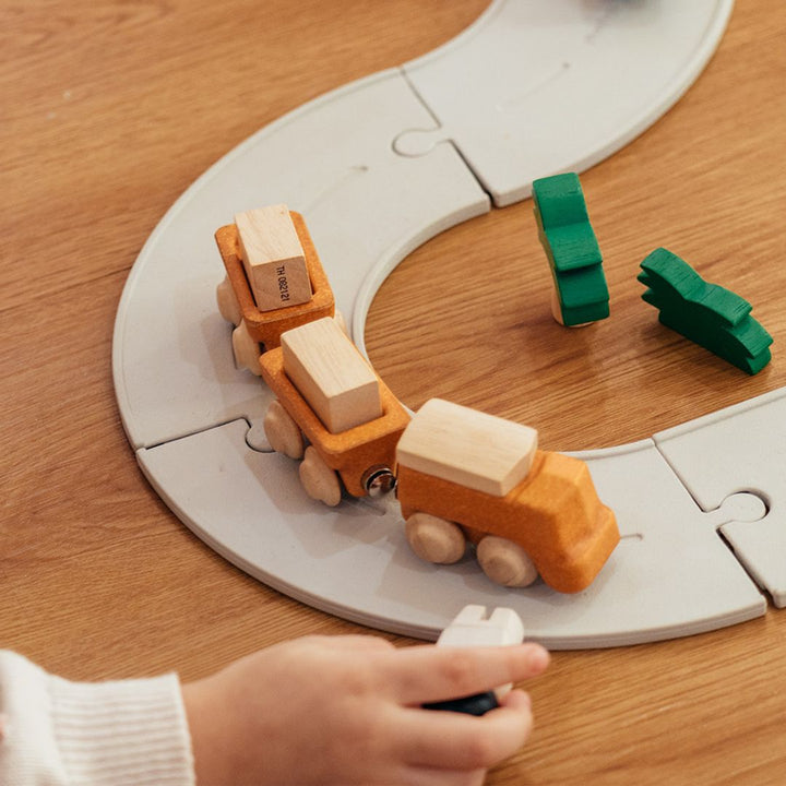 plantoys-cargo-train-2