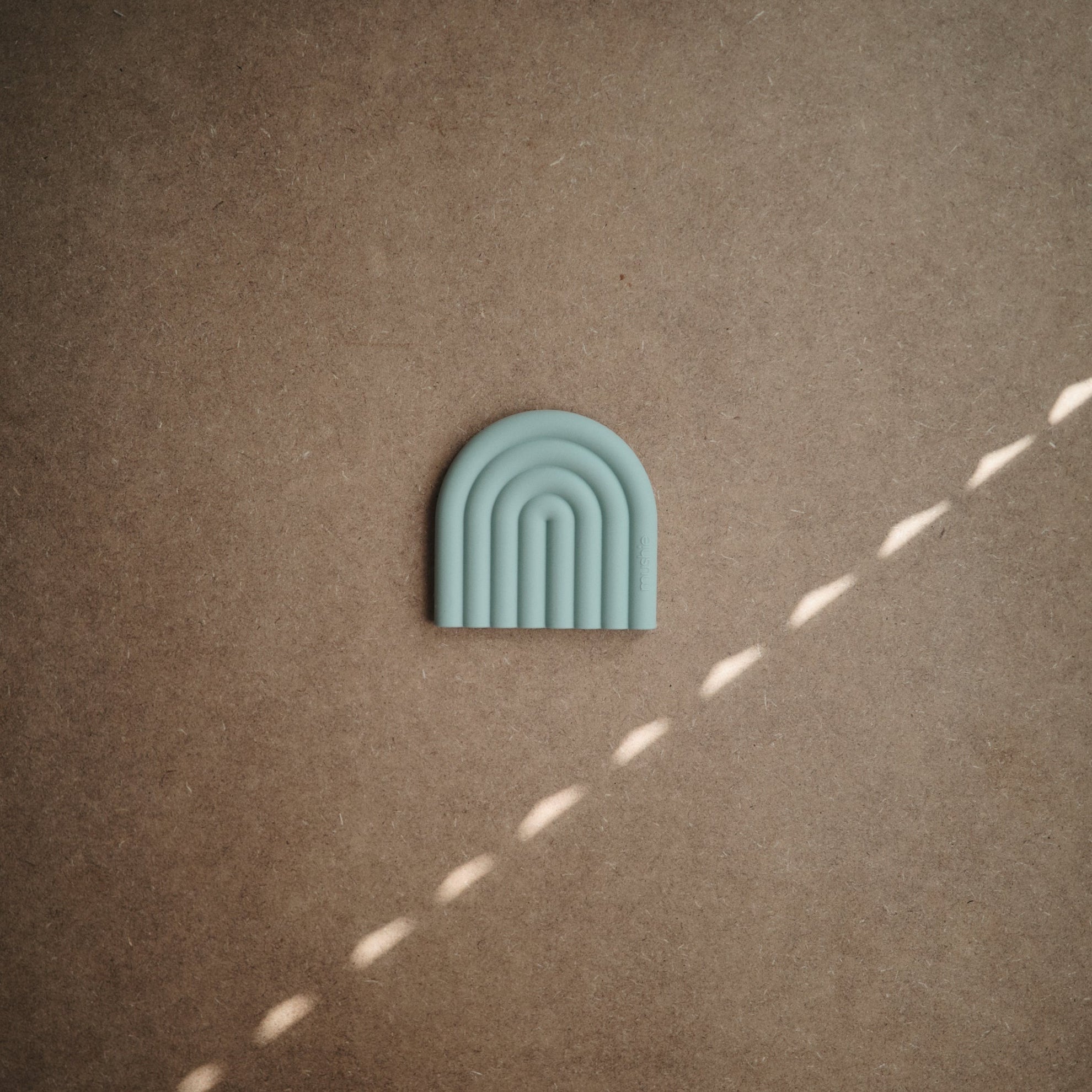 Mushie Teether Rainbow Cambridge Blue - Laadlee