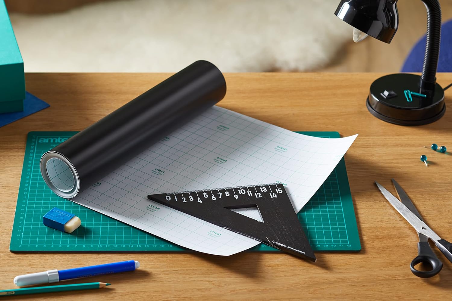 cricut-smart-vinyl-permanent-33cm-x-640cm-black-1
