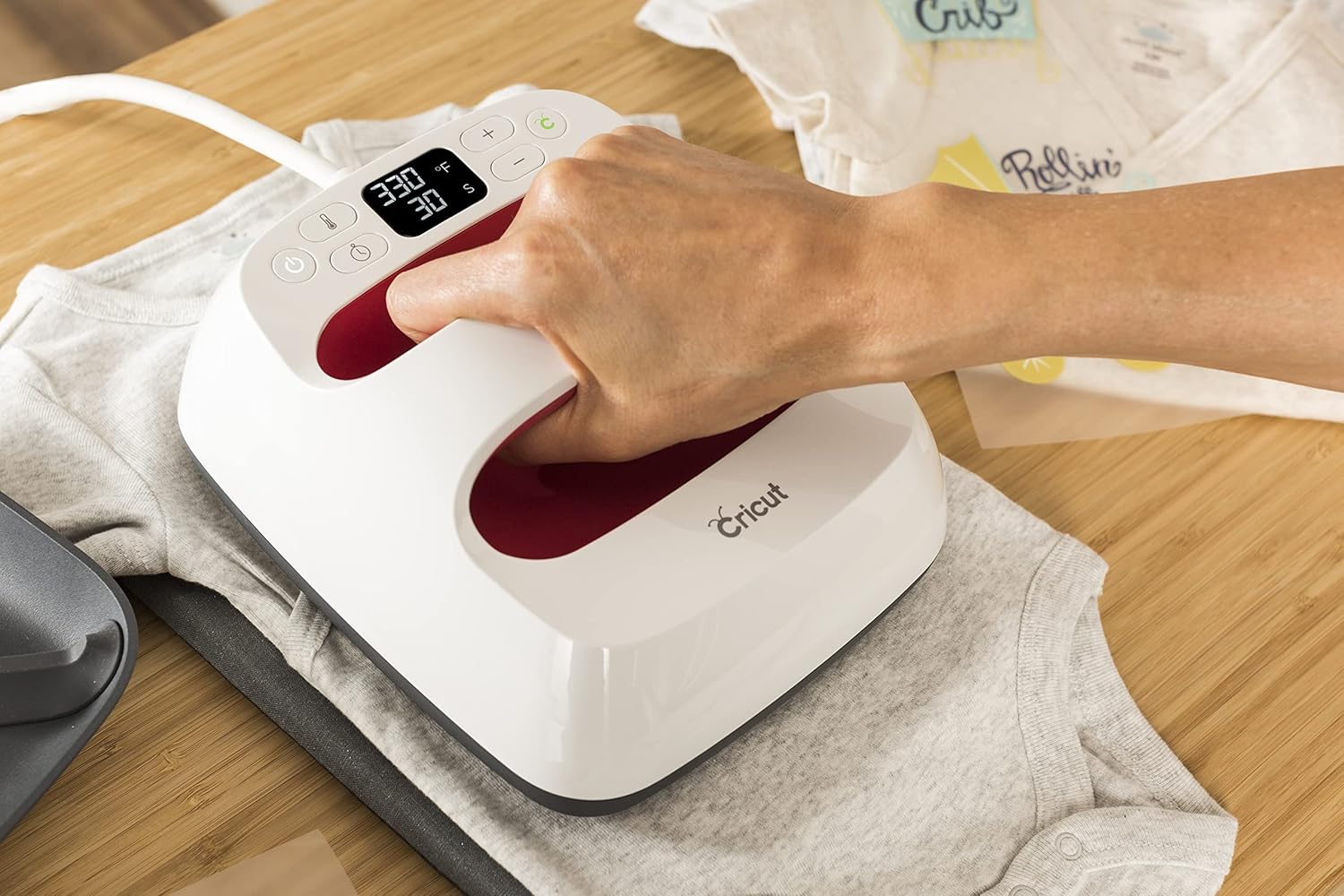 cricut-smart-iron-on-33cm-x-91cm-vinyl-1-sheet-black-3