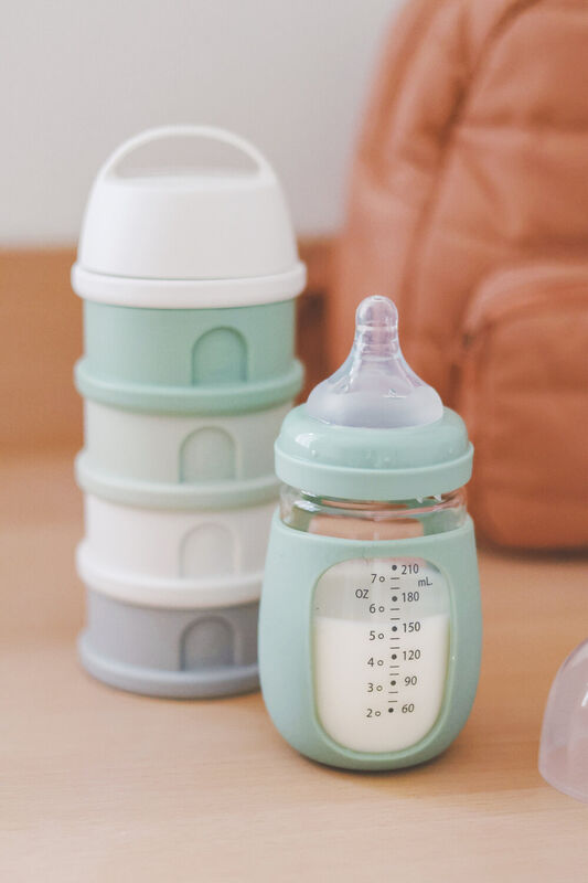 Beaba Milk Container - Cotton white & Sage green