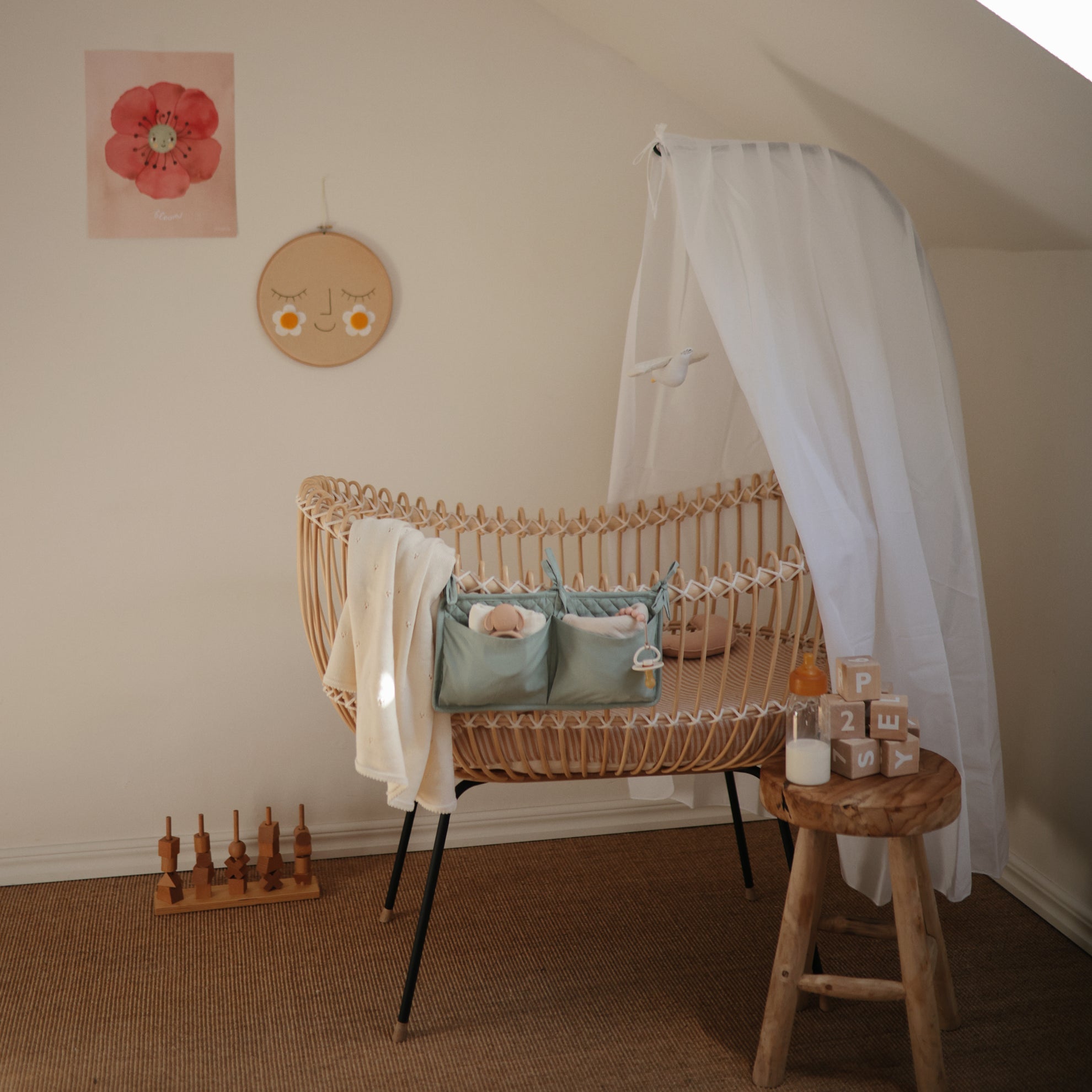 Mushie Crib Pocket Roman Green - Laadlee