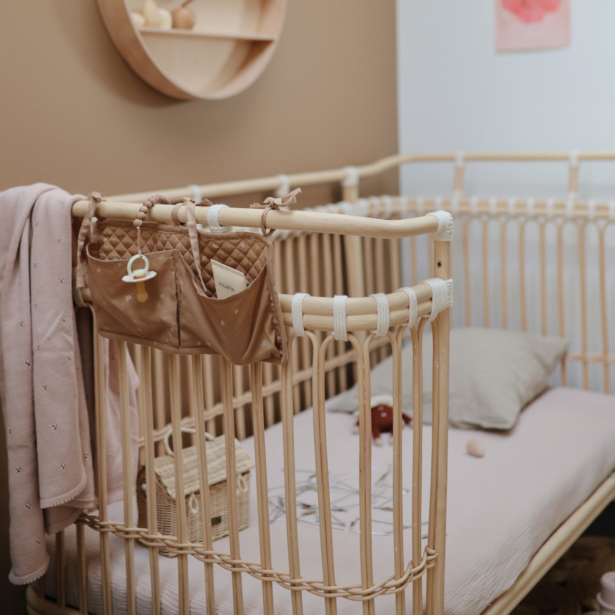 Mushie Crib Pocket Rainbows - Laadlee