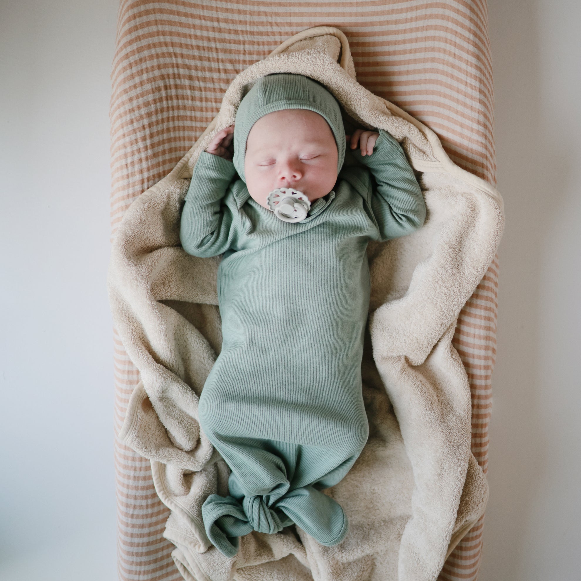 Mushie Hooded Towel Fog - Laadlee
