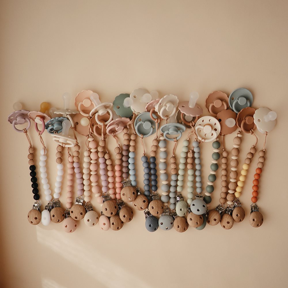 mushie-silicone-pacifier-clip-hera-faux-wood-8