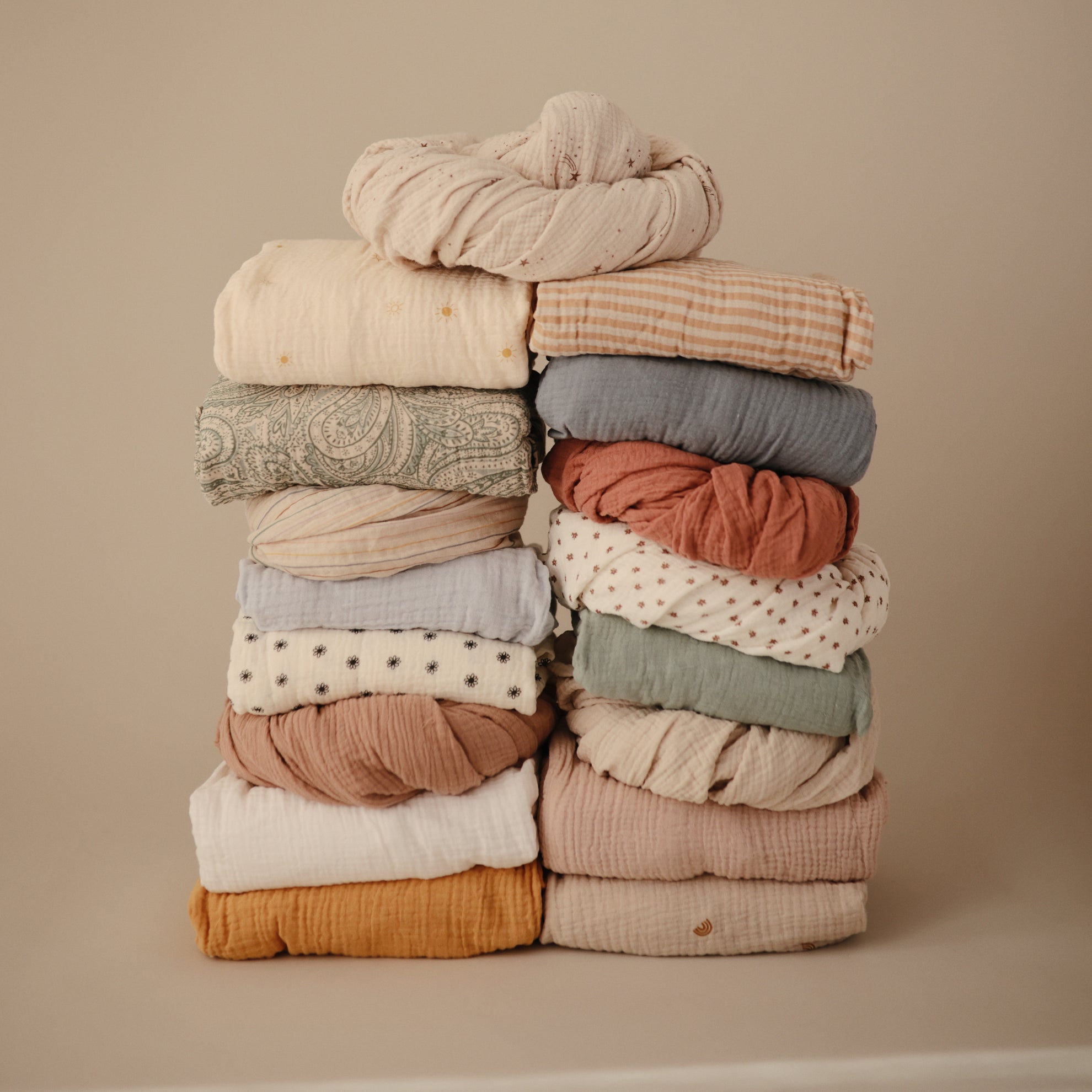 Mushie Crib Sheet Medium Rainbow - Laadlee