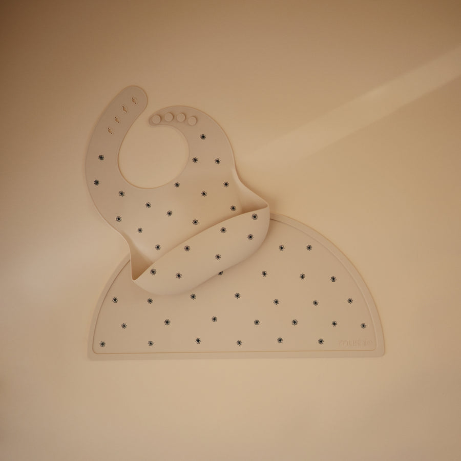 Mushie Silicone Bib Black Daisy - Laadlee