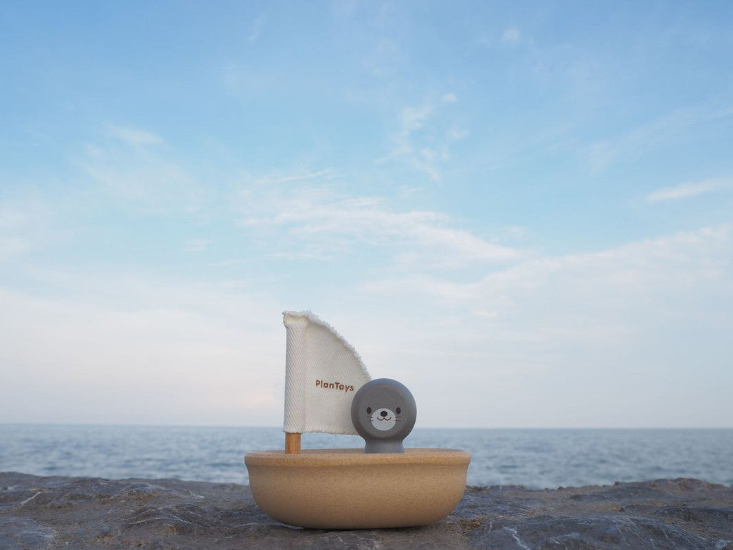 PlanToys Sailing Boat-Seal - Laadlee