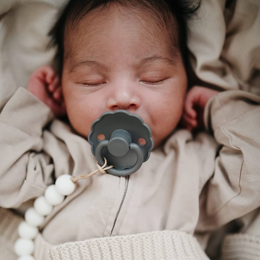 Frigg Daisy Latex Baby Pacifier 6M-18M, 2Pack, Biscuit/Lily Pad - Size 2 - Laadlee