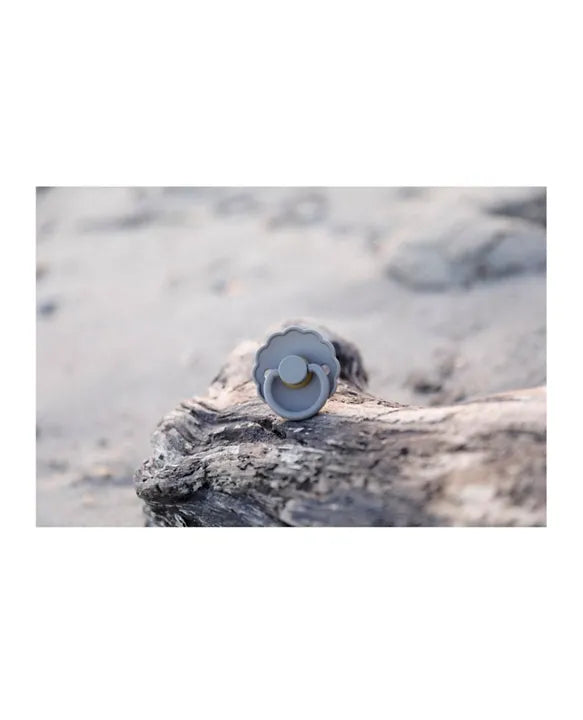 Frigg Daisy Latex Baby Pacifier 6M-18M, 2Pack, Powder Blue/Lily Pad - Size 2 - Laadlee