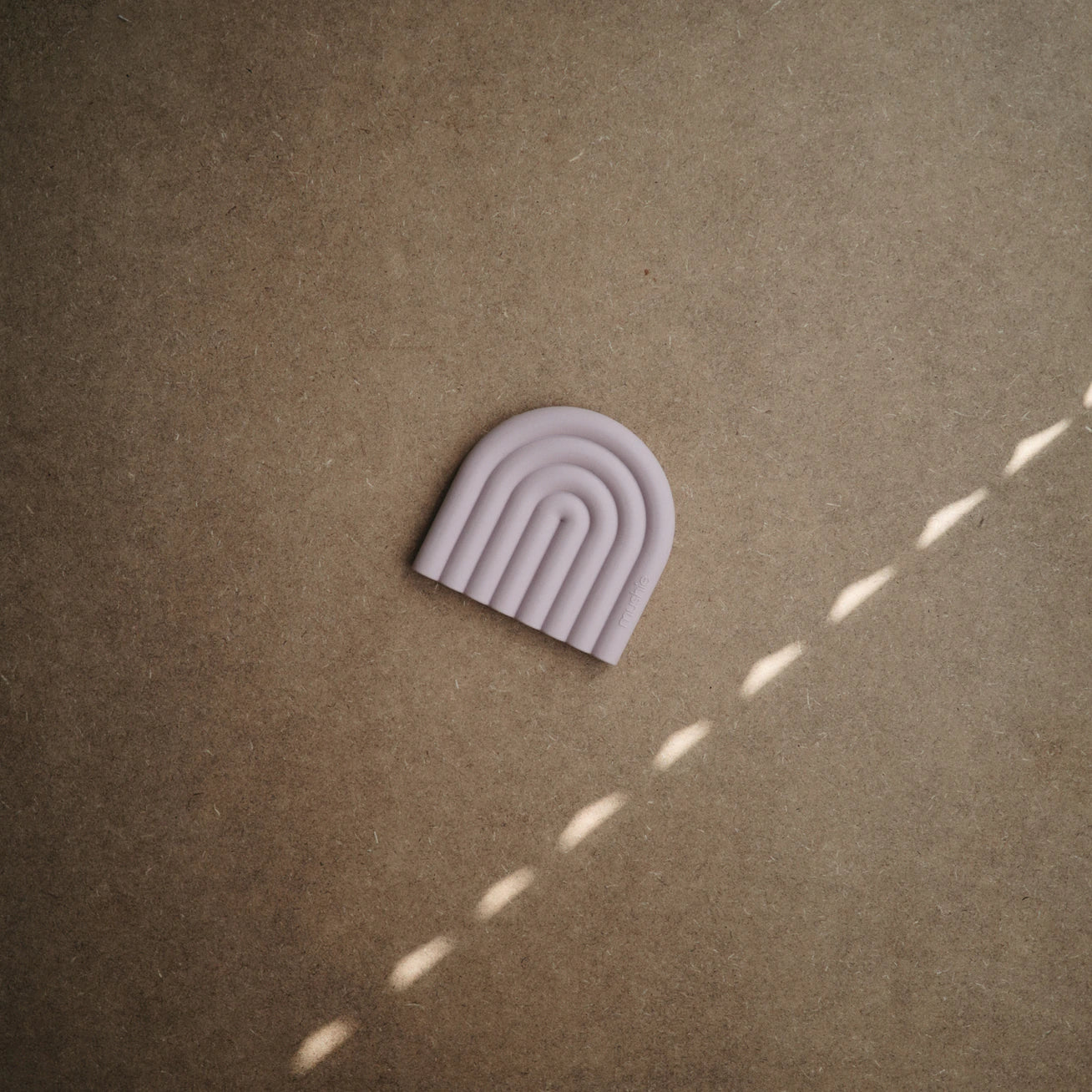 Mushie Teether Rainbow Mauve - Laadlee