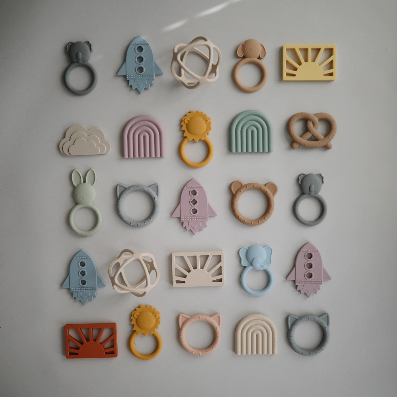 Mushie Teether Rainbow Cambridge Blue - Laadlee