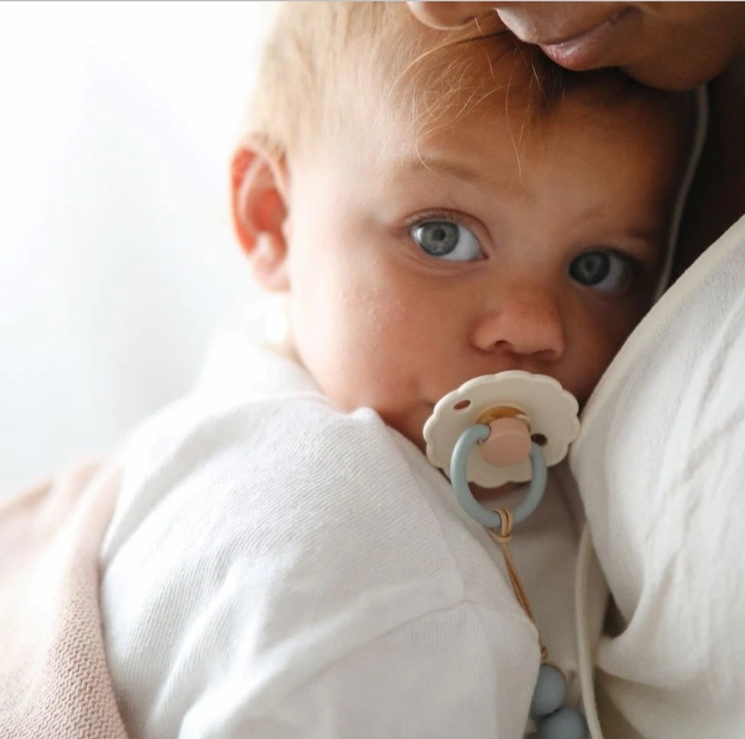 Frigg Daisy Latex Baby Pacifier 0-6M, 2Pack, Cotton Candy/Sandstone - Size 1 - Laadlee