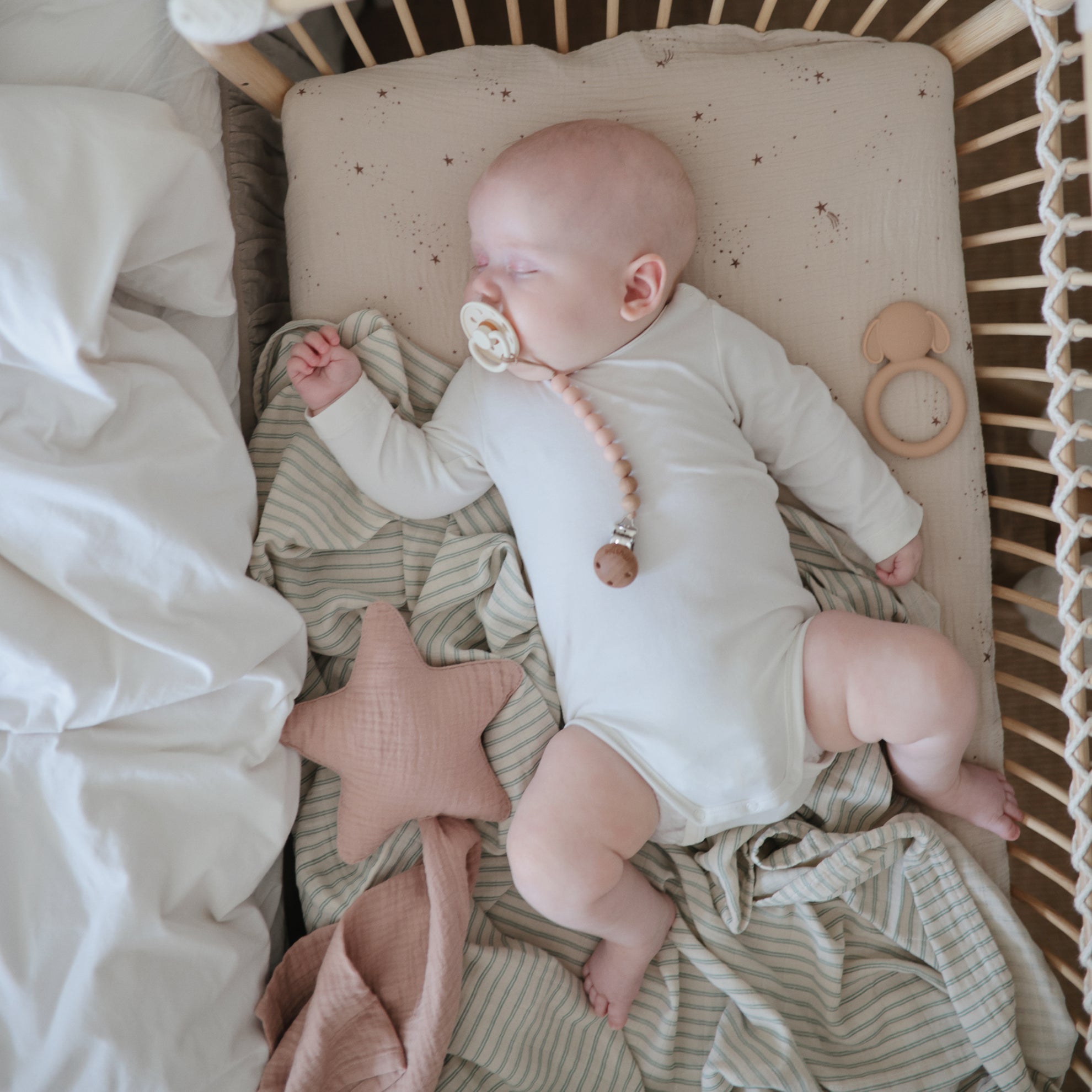 Mushie Crib Sheet Medium Falling Stars - Laadlee