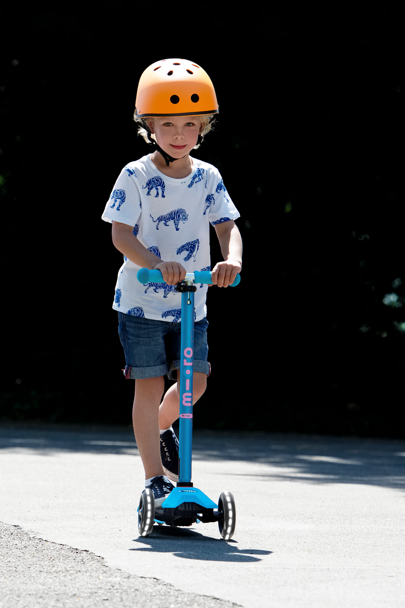 Micro Maxi Deluxe Scooter with LED - Aqua - Laadlee