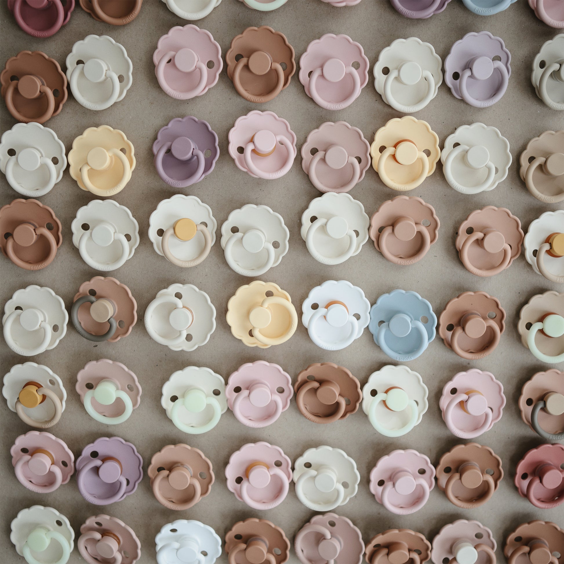 Frigg Daisy Latex Baby Pacifier 6M-18M, 2Pack, Cappucino/Cream - Size 2 - Laadlee