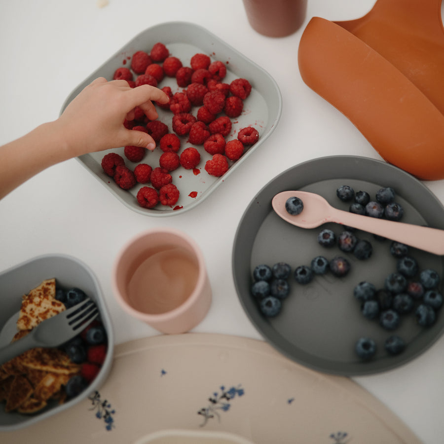 Mushie Dinner Plate Round Smoke - Laadlee