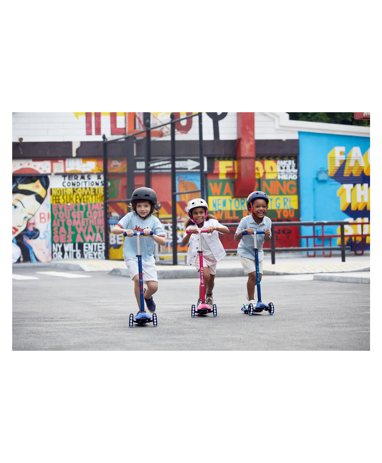 Micro Maxi Deluxe Scooter with LED - Blue - Laadlee