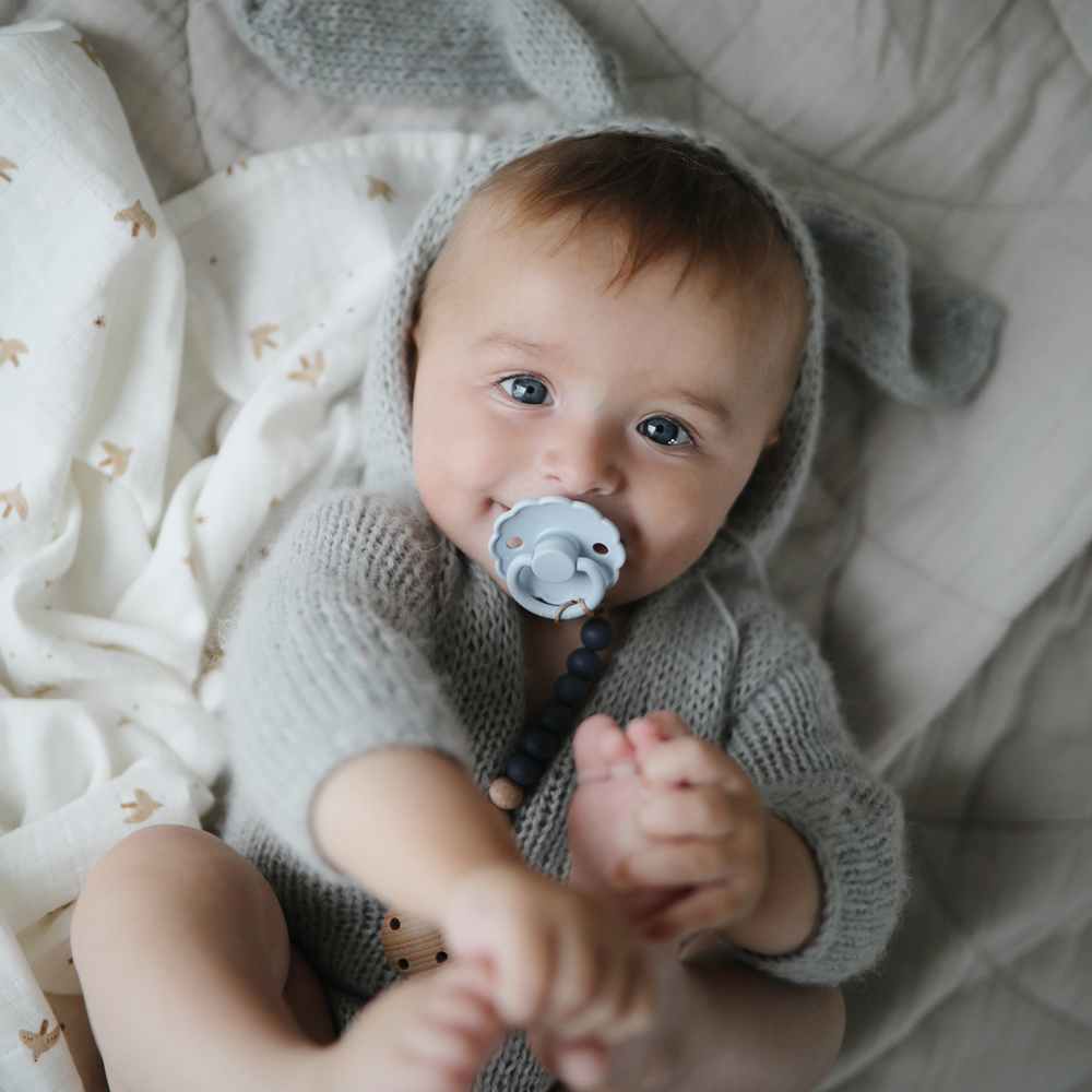 Frigg Daisy Latex Baby Pacifier 6M-18M, 2Pack, Powder Blue/Lily Pad - Size 2 - Laadlee