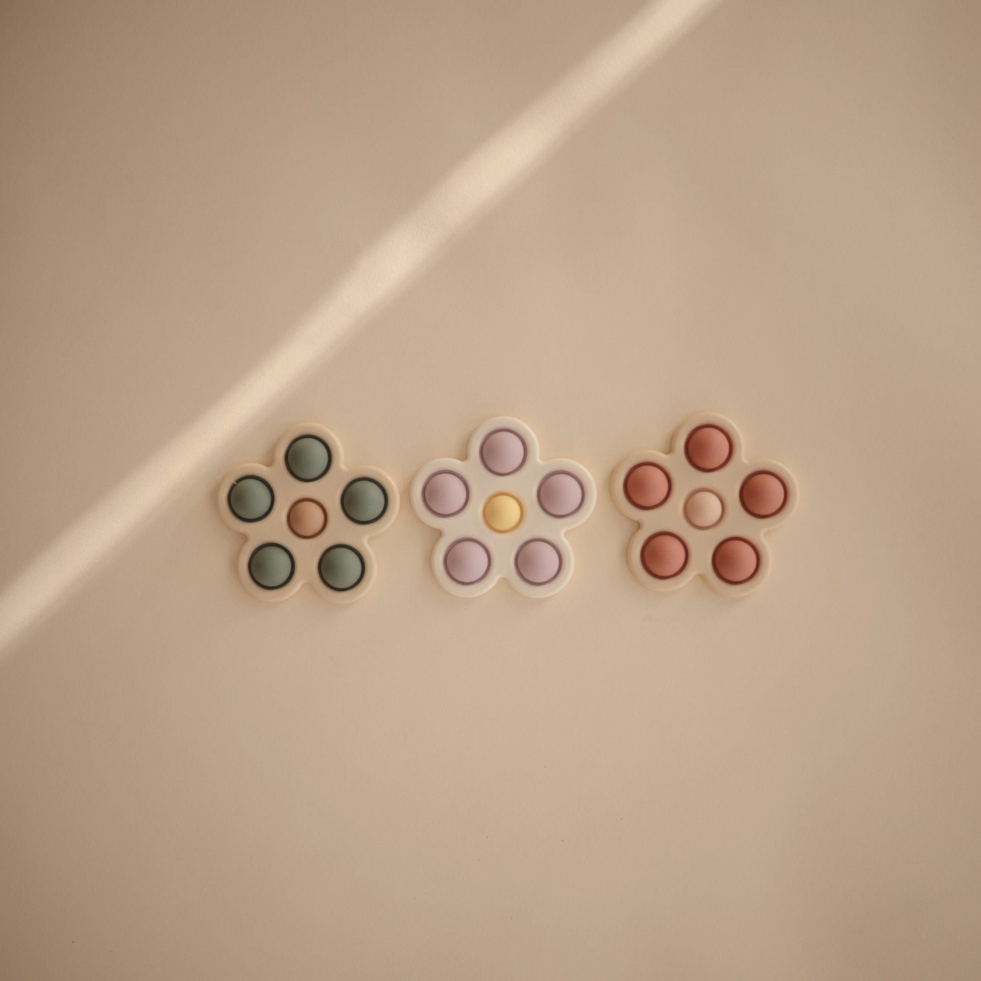 Mushie Flower Press Toy Dried Thyme/Natural/Shifting Sand - Laadlee