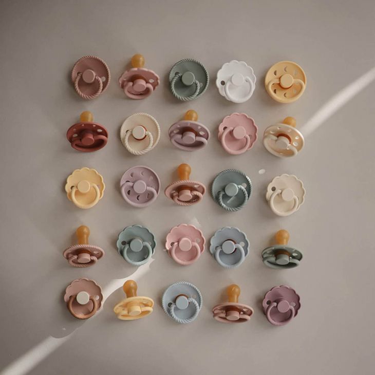 Frigg Daisy Latex Baby Pacifier 6M-18M, 2Pack, Biscuit/Lily Pad - Size 2 - Laadlee