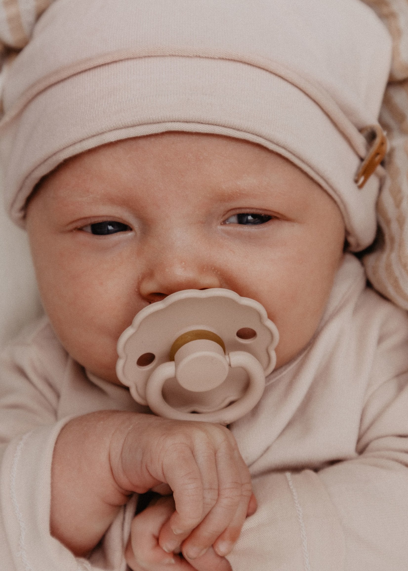 Frigg Daisy Latex Baby Pacifier 6M-18M, 2Pack, Blush/Lily Pad - Size 2 - Laadlee