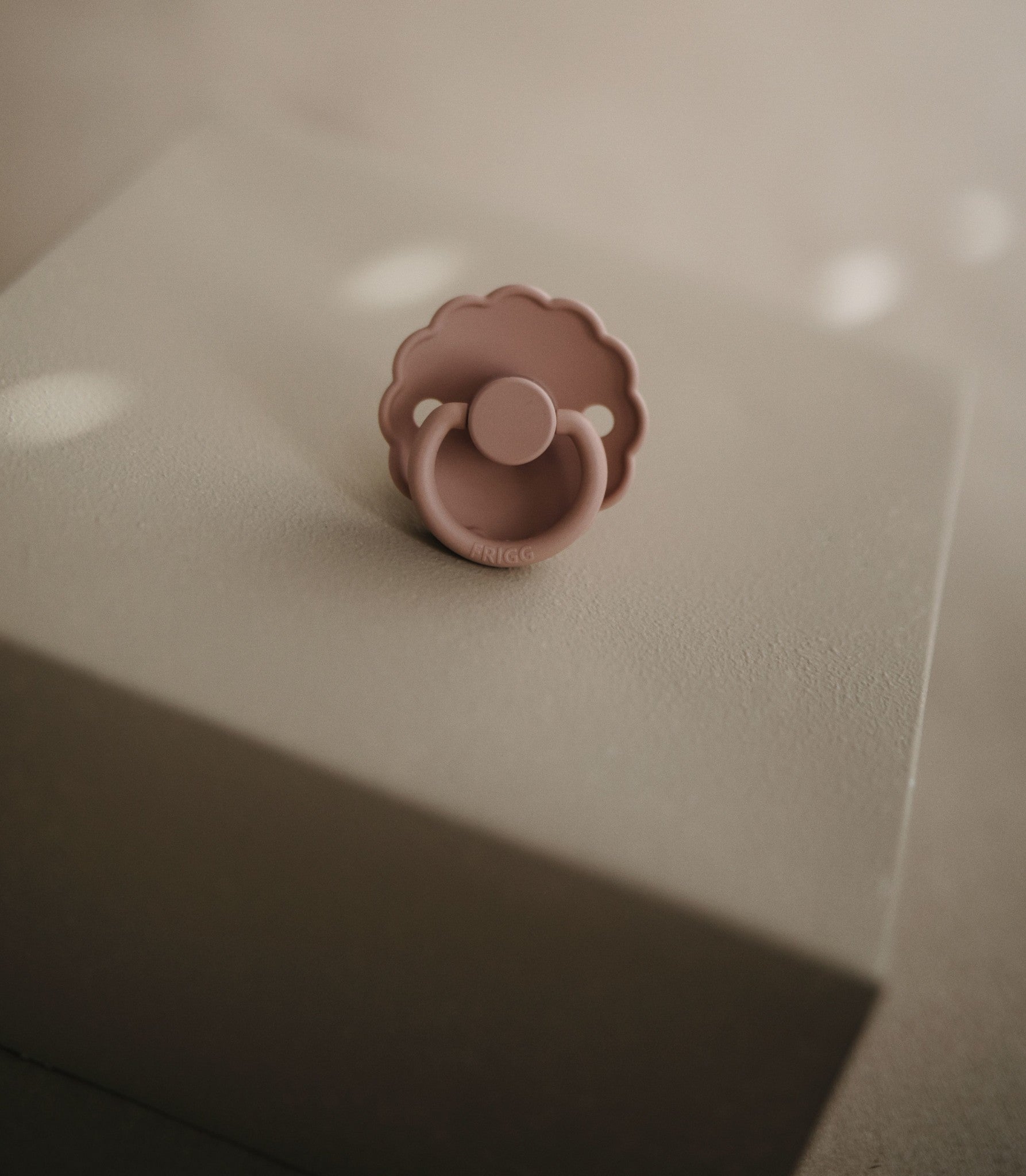 Frigg Daisy Latex Baby Pacifier 6M-18M, 2Pack, Powder Blush/Cream - Size 2 - Laadlee