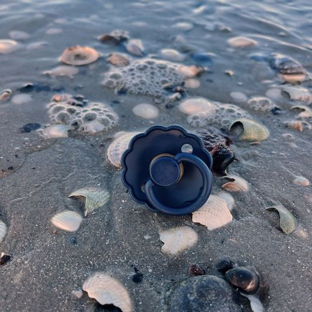 Frigg Daisy Latex Baby Pacifier 6M-18M, 1Pack, Dark Navy - Size 2 - Laadlee