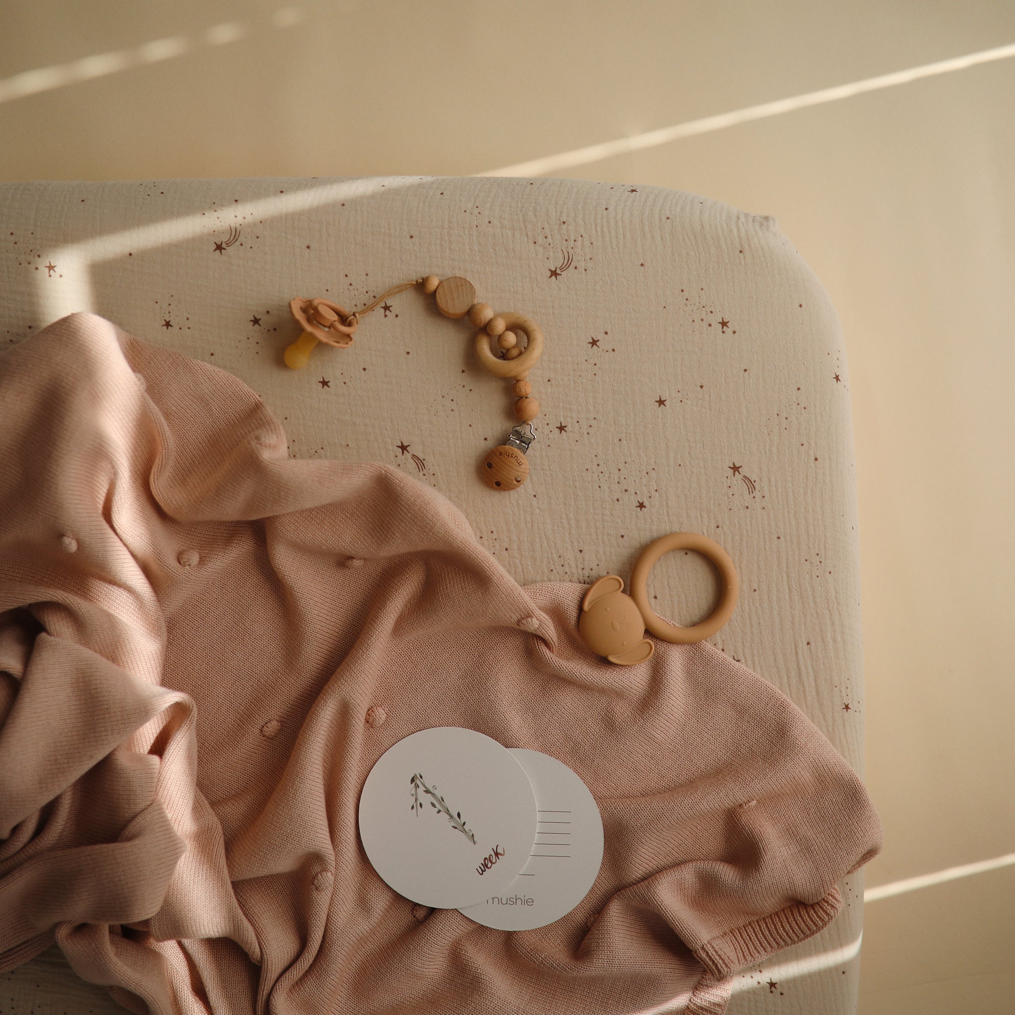 Mushie Crib Sheet Small Falling Stars - Laadlee