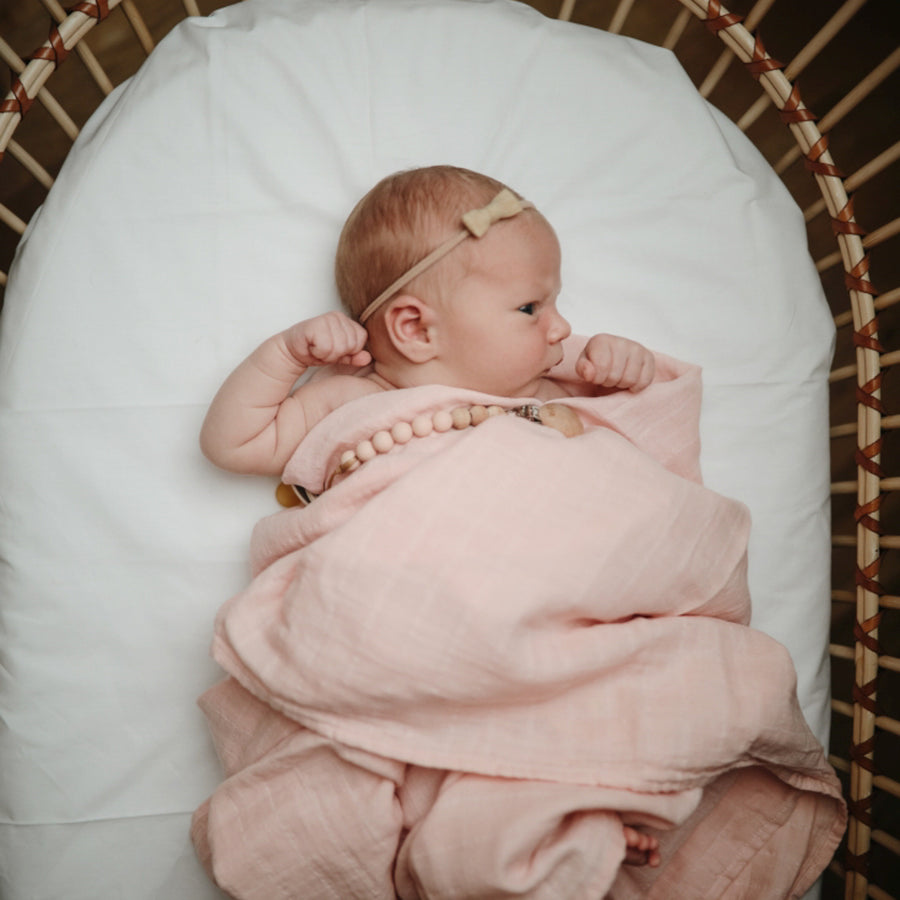 Mushie Swaddle Rose Vanilla - Laadlee