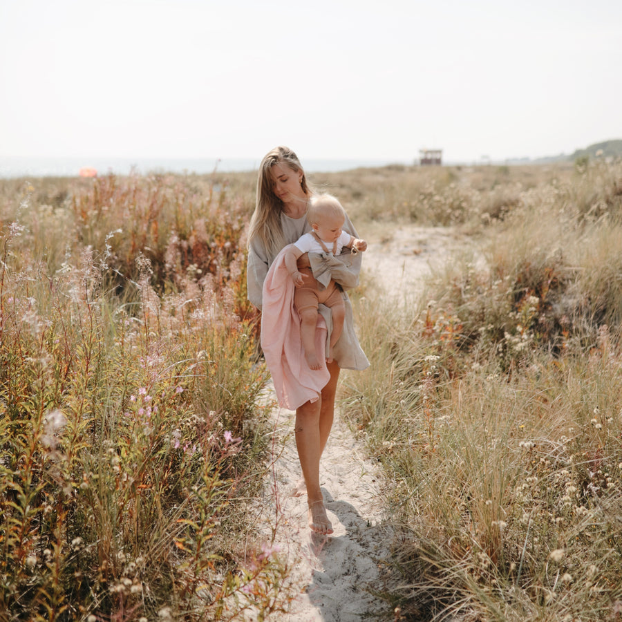 Mushie Swaddle Rose Vanilla - Laadlee