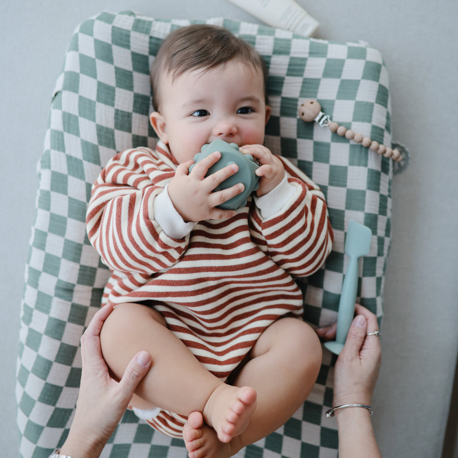 Mushie Dice Press Toy (set of 2) Dried Thyme/Natural - Laadlee