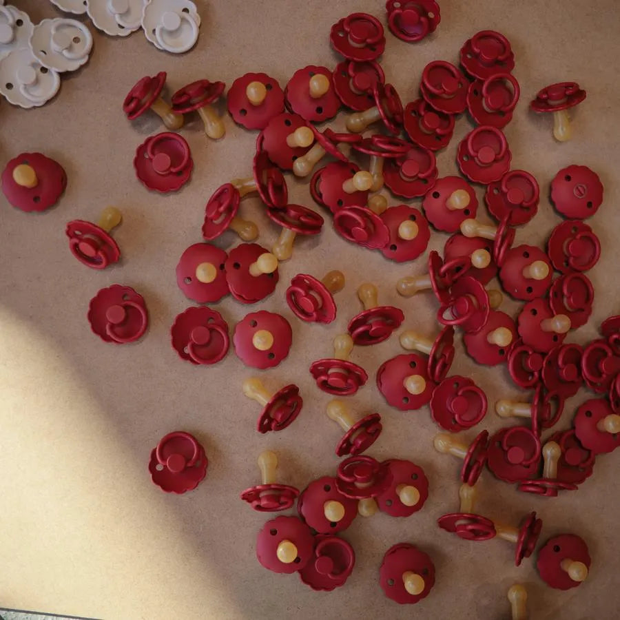 Frigg Daisy Latex Baby Pacifier 6M-18M, 1Pack, Scarlet - Size 2 - Laadlee