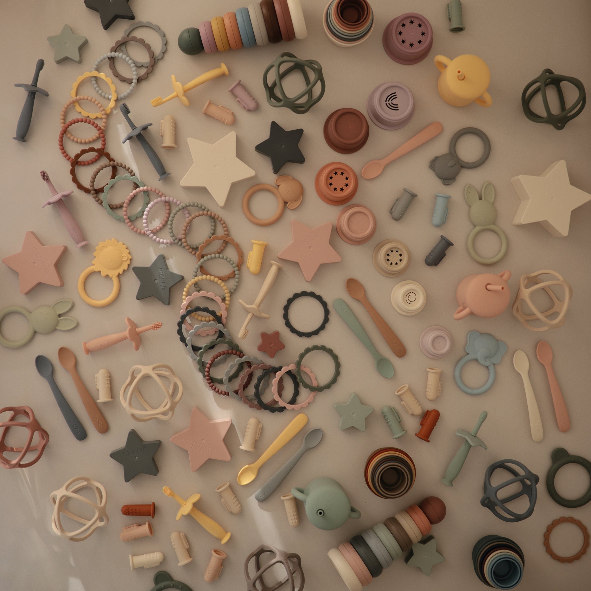 Mushie Flower Bracelet Teether 3-Pack Clay/Dried Thyme/Sunshine - Laadlee